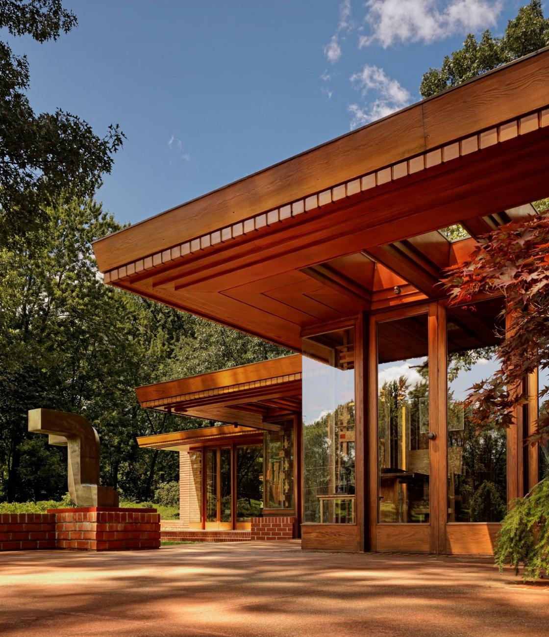 Photograph of the Frank Lloyd Wright designed Smith House.