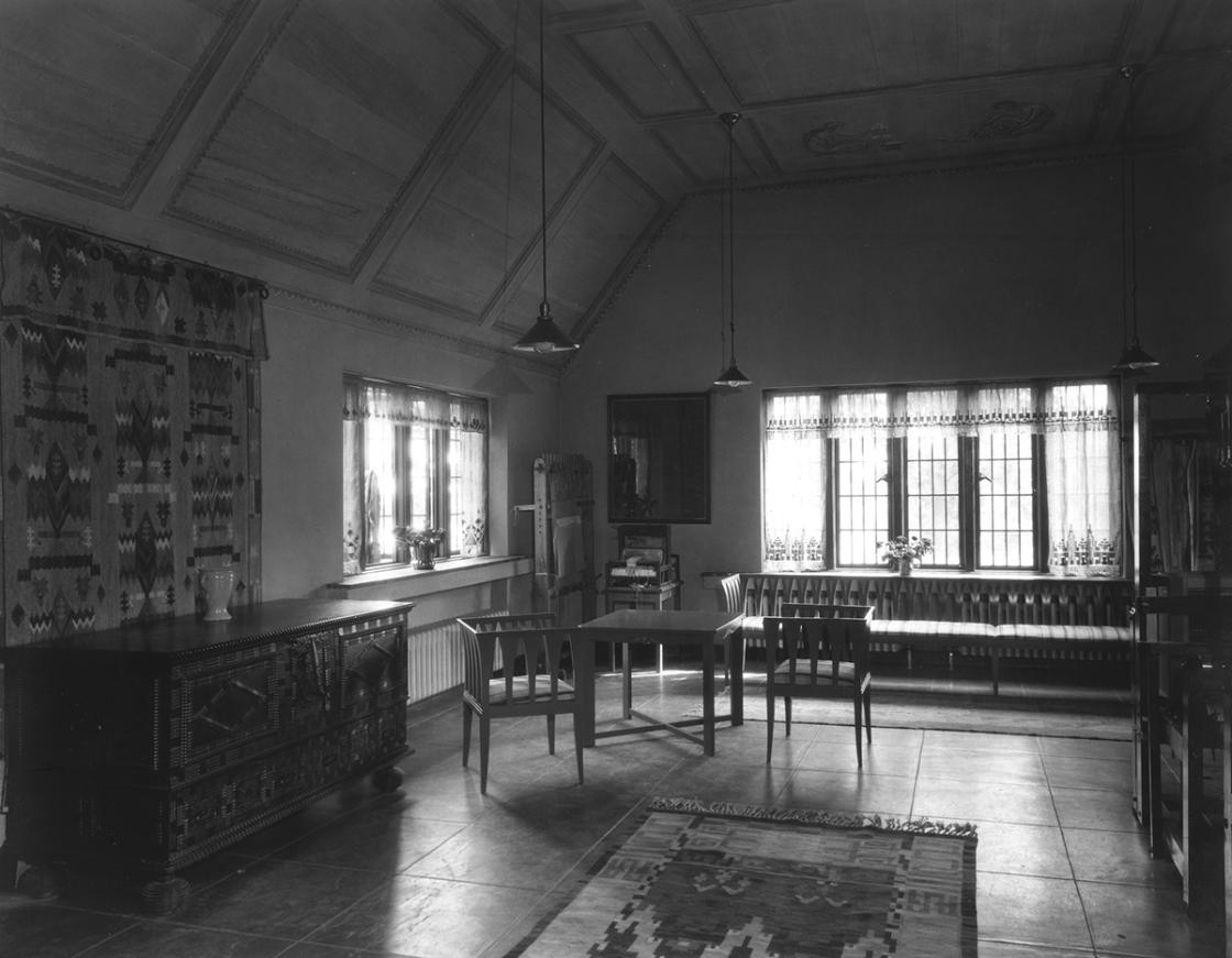 Studio Loja Saarinen Weaving Room, 1930. Bouquets by Annie Frykolm (left), Cranbrook Rug No. 14 by Maja Andersson Wirde (floor). Copyright Cranbrook Archives.