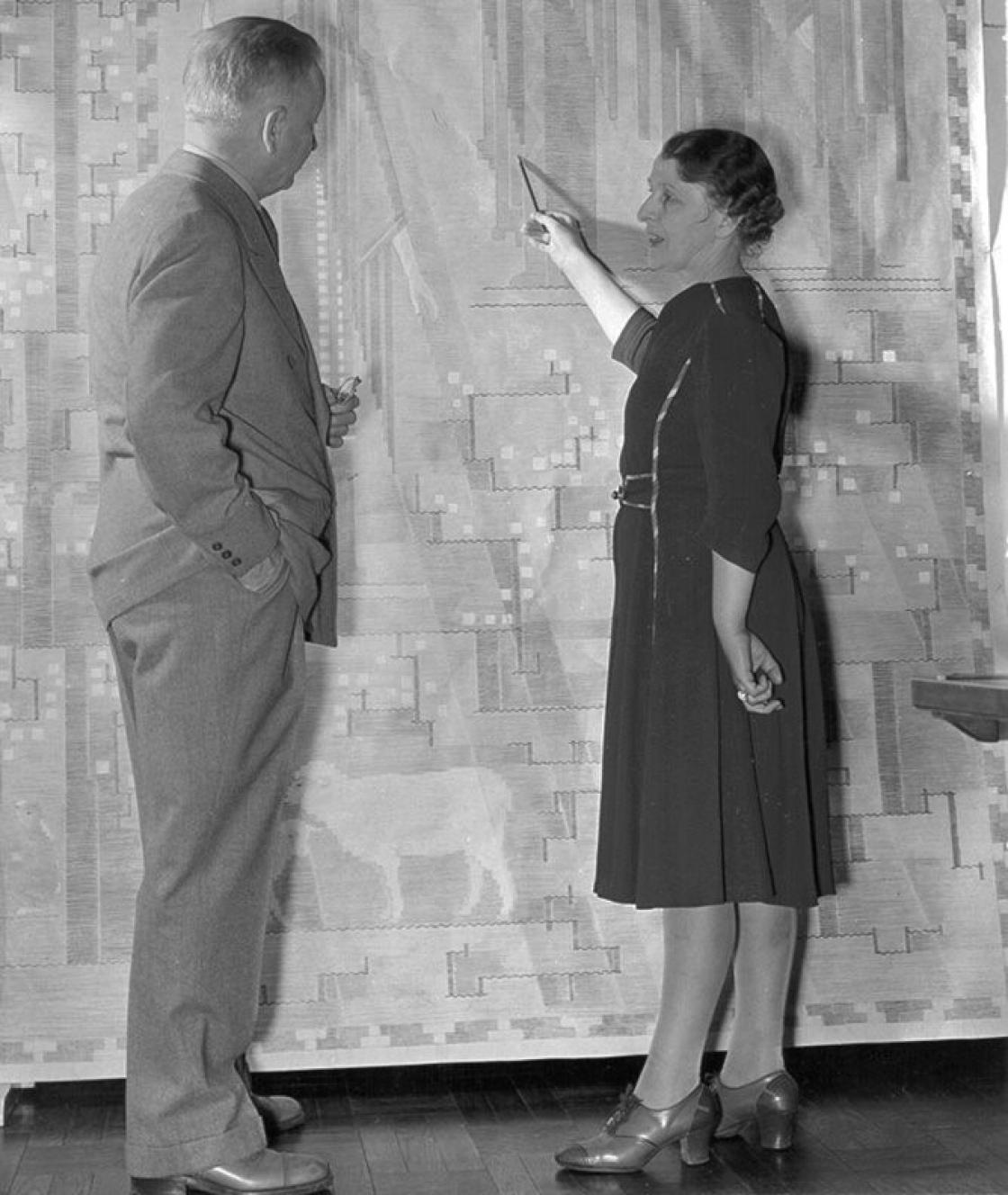 Photograph of Loja and Eliel Saarinen at a tapestry