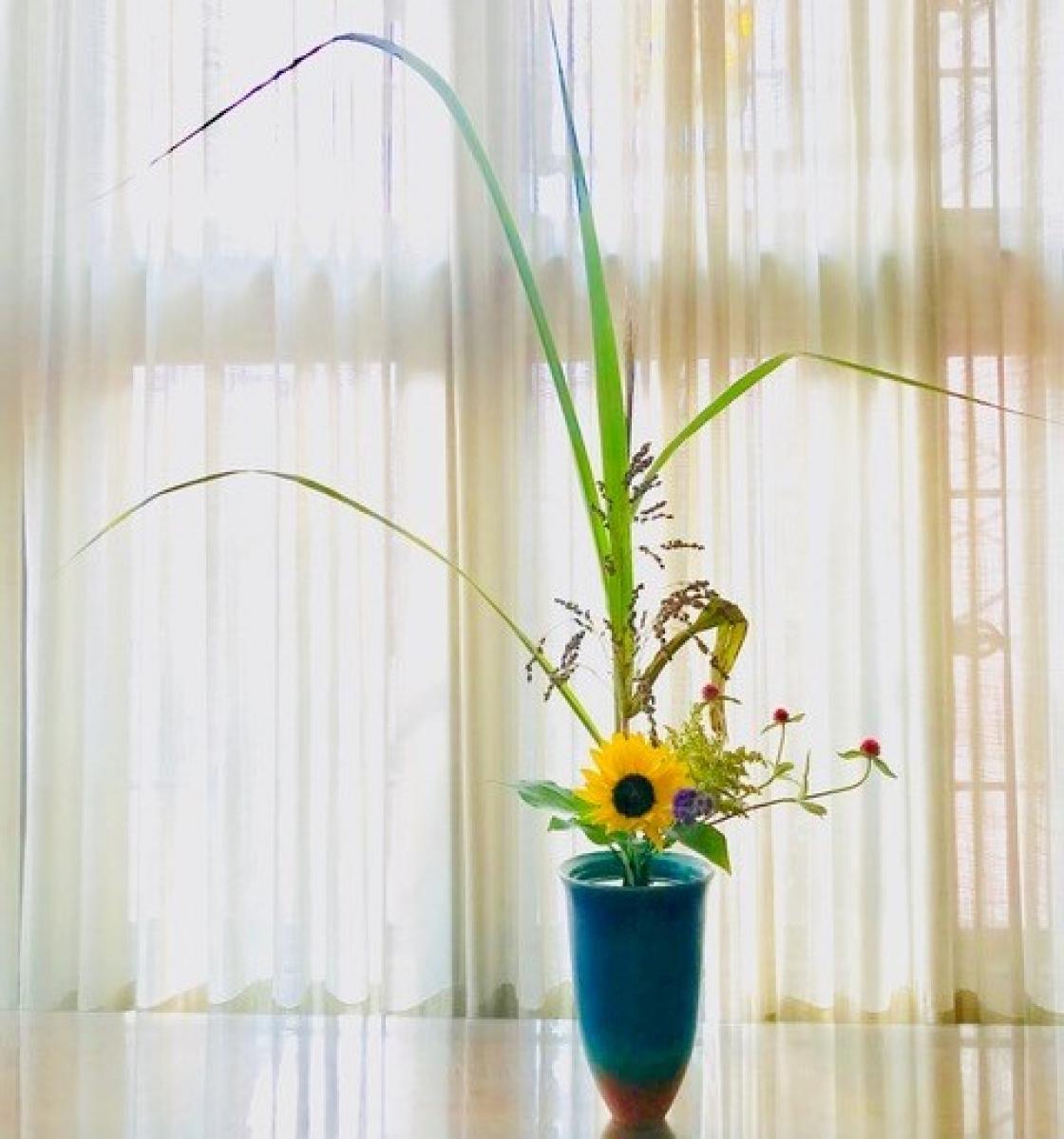 Photograph of an ikebena floral arrangement