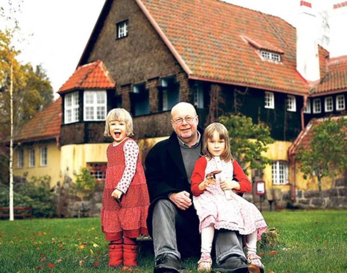 Photograph of the speaker with his children